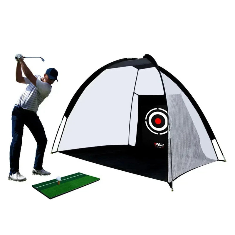 Filet de golf dôme – golfeur au swing devant le dôme noir et son petit tapis