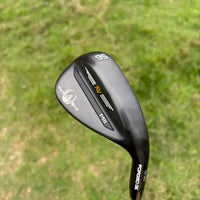 Wedge de golf noir forgé CNC – wedge vu de côté avec le col