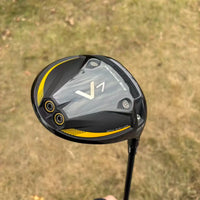 Mini driver de golf titane – tête vue de trois quarts avec les deux poids de la semelle