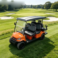 Voiturette de golf 4 places lithium 5 kW – version orange à sièges noirs sur l'herbe