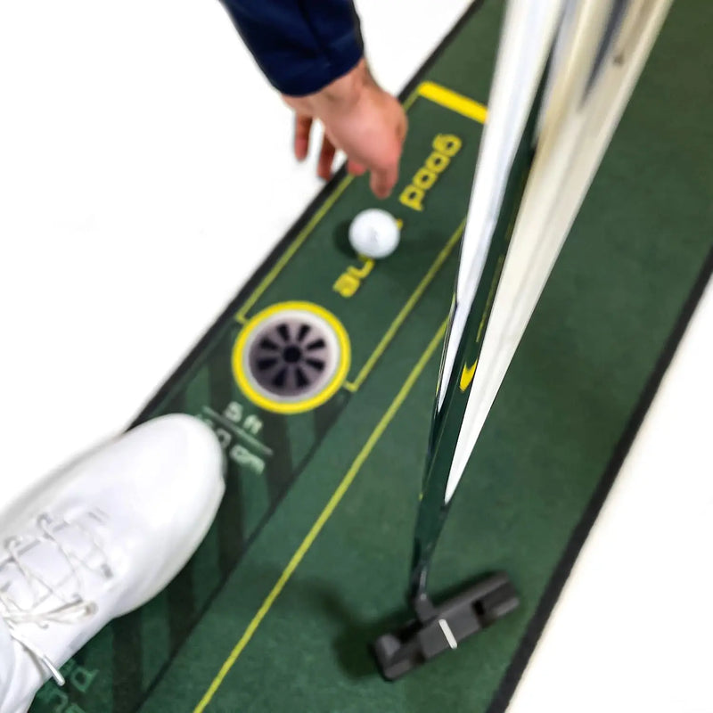 Tapis de putting de 3 m – joueur et putter près du trou, zone cible