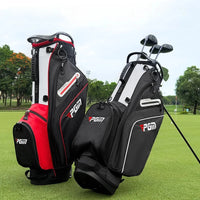 Sac de golf trépied léger 14 compartiments – deux sacs noir et blanc et noir et rouge sur un parcours, avec les clubs rangés