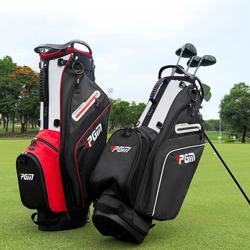 Sac de golf trépied léger 14 compartiments – deux sacs noir et blanc et noir et rouge sur un parcours, avec les clubs rangés