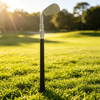 Chipper golf télescopique – tête et grip sur l'herbe au soleil