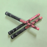 Grips de golf coton et caoutchouc – trois grips croisés sur fond vert clair