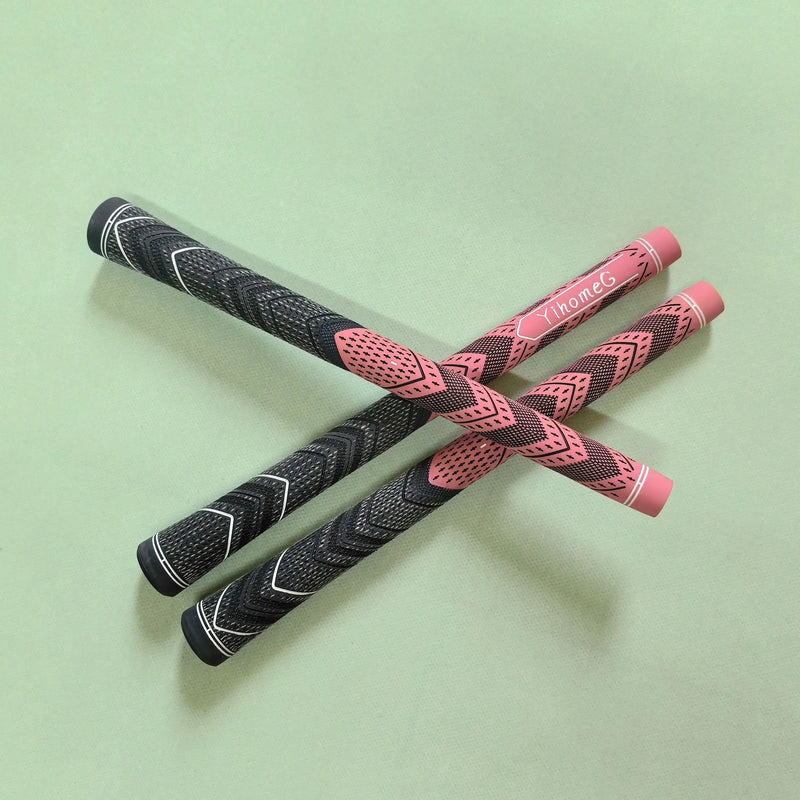 Grips de golf coton et caoutchouc – trois grips croisés sur fond vert clair