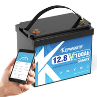Batterie lithium LiFePO4 12 V à 48 V – batterie 12 V 100 Ah Bluetooth tenue avec deux téléphones affichant l'application