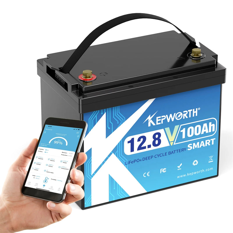Batterie lithium LiFePO4 12 V à 48 V – batterie 12 V 100 Ah Bluetooth tenue avec deux téléphones affichant l'application