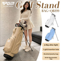 Sac de golf trépied femme – golfeuse avec le sac beige, blanc et bleu ciel en vignettes